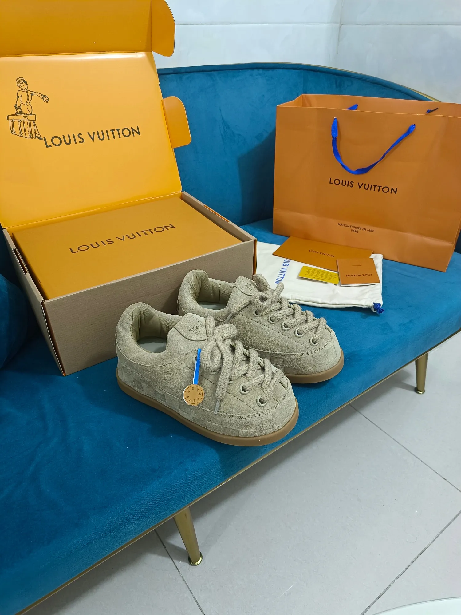 👟👟Ex-factory price 640👟👟 LV YETI slip-on shoes, based on suede cow leather, partially embossed with Nigo's reinterpretation of LV Damier pattern, cleverly echoing the Chinese tradition of taking off shoes when entering the house, and the "small feet" aesthetic is integrated into Chinese street genes. The palm-printed rubber outsole hides the LV letters and Monogram flowers. The exquisite craftsmanship made in Italy shows the brand's heritage in a comfortable slip-on style. The reservation mode adds a unique style, it is traditional and trendy, and it is suitable for couples aged 35-45.